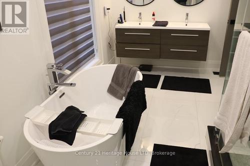 9785 Niagara River Parkway, Niagara Falls (Lyons Creek), ON - Indoor Photo Showing Bathroom