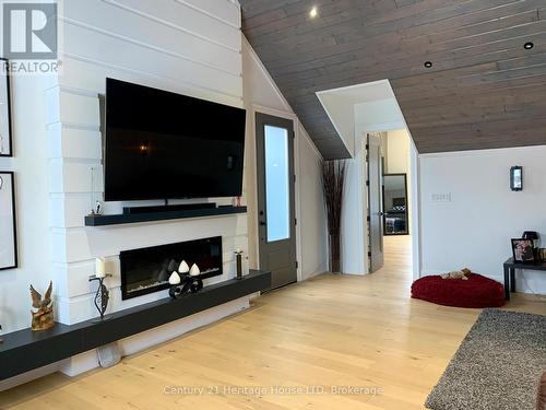 9785 Niagara River Parkway, Niagara Falls (Lyons Creek), ON - Indoor Photo Showing Living Room With Fireplace