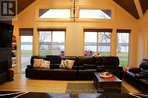 9785 Niagara River Parkway, Niagara Falls (Lyons Creek), ON - Indoor Photo Showing Living Room With Fireplace
