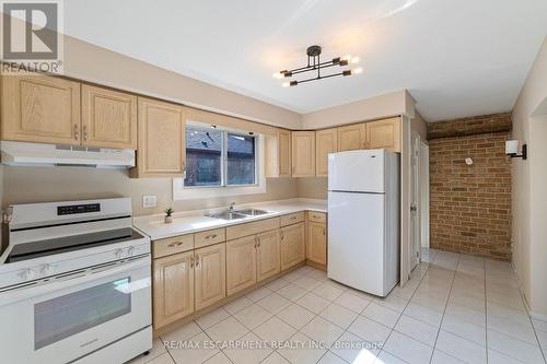 131 Sanatorium Road, Hamilton, ON - Indoor Photo Showing Kitchen With Double Sink