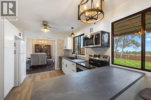 1704 Traut Road, Kelowna, BC - Indoor Photo Showing Kitchen