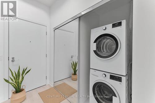 1303 - 110 Broadway Avenue, Toronto, ON - Indoor Photo Showing Laundry Room