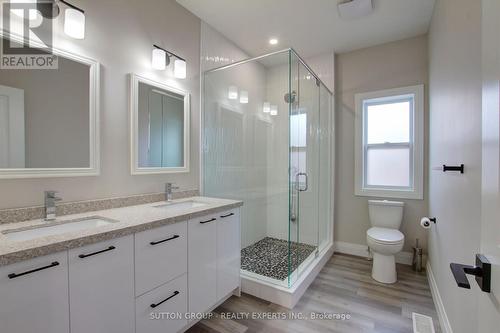 A - 104 Fifth Avenue, Kitchener, ON - Indoor Photo Showing Bathroom