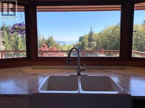 3749 Highway 101, Powell River, BC - Indoor Photo Showing Kitchen With Double Sink