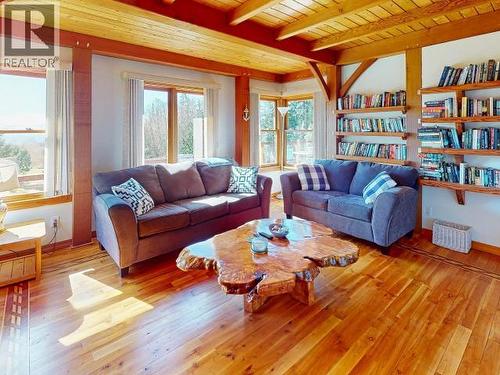 3749 Highway 101, Powell River, BC - Indoor Photo Showing Living Room
