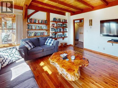 3749 Highway 101, Powell River, BC - Indoor Photo Showing Living Room