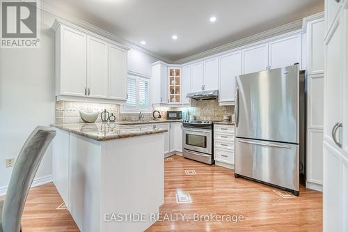2422 Hertfordshire Way, Oakville, ON - Indoor Photo Showing Kitchen With Upgraded Kitchen