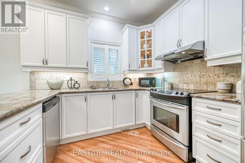 2422 Hertfordshire Way, Oakville, ON - Indoor Photo Showing Kitchen With Upgraded Kitchen
