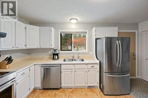 459 Johnson Crescent, Oliver, BC - Indoor Photo Showing Kitchen With Double Sink