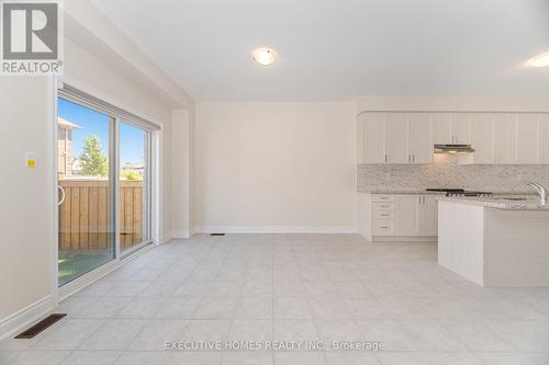 6 Mac Campbell Way, Bradford West Gwillimbury, ON - Indoor Photo Showing Kitchen With Upgraded Kitchen