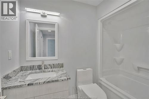1044 Howard Avenue Unit# A, Windsor, ON - Indoor Photo Showing Bathroom