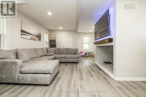 10528 Van Allen Road, North Dundas, ON - Indoor Photo Showing Living Room