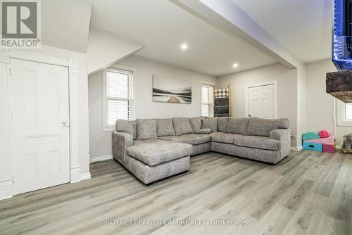10528 Van Allen Road, North Dundas, ON - Indoor Photo Showing Living Room
