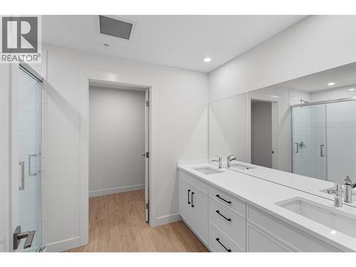 1844 Qu'Appelle Boulevard Unit# 101, Kamloops, BC - Indoor Photo Showing Bathroom