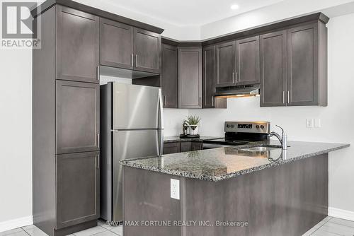 28 Gemma Place, Brampton, ON - Indoor Photo Showing Kitchen With Upgraded Kitchen