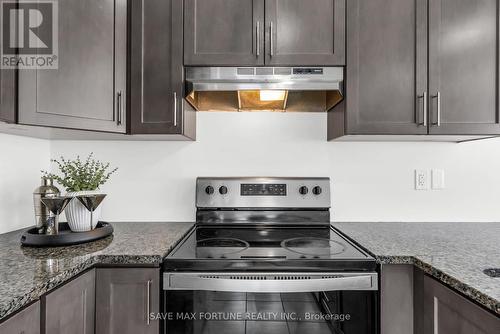 28 Gemma Place, Brampton, ON - Indoor Photo Showing Kitchen With Upgraded Kitchen