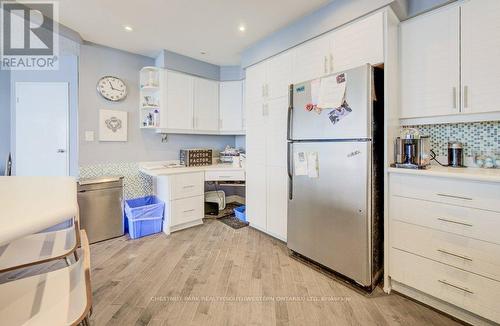 1017 - 33 Harbour Square, Toronto, ON - Indoor Photo Showing Kitchen