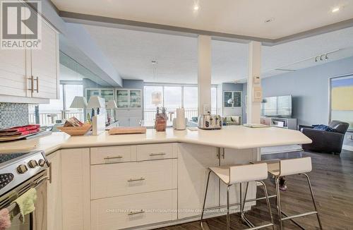 1017 - 33 Harbour Square, Toronto, ON - Indoor Photo Showing Kitchen