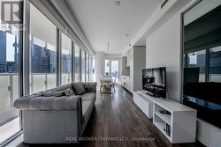 1309 - 197 YONGE STREET  Toronto, ON M5B 1M4