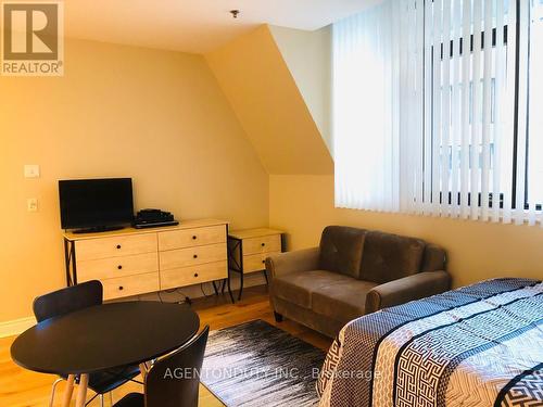 407 - 73 Richmond Street W, Toronto, ON - Indoor