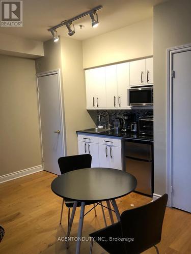 407 - 73 Richmond Street W, Toronto, ON - Indoor Photo Showing Kitchen