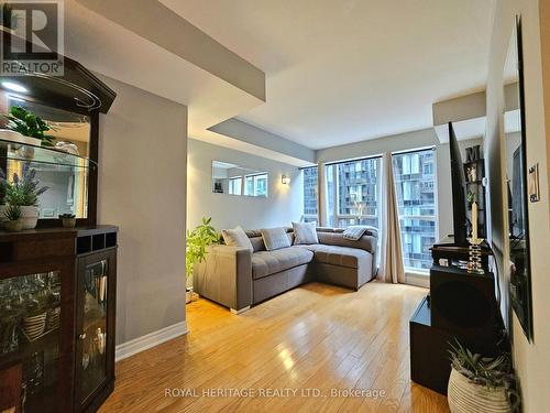 807 - 270 Wellington Street W, Toronto, ON - Indoor Photo Showing Living Room