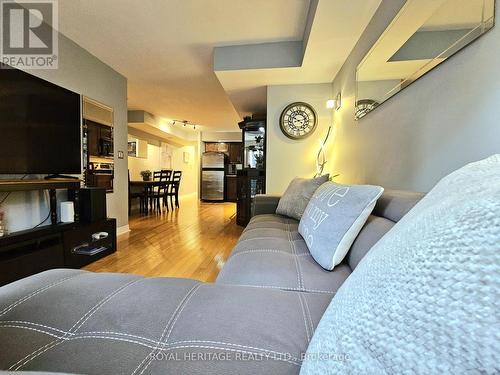 807 - 270 Wellington Street W, Toronto, ON - Indoor