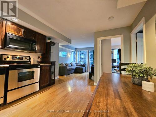 807 - 270 Wellington Street W, Toronto, ON - Indoor Photo Showing Kitchen