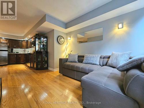 807 - 270 Wellington Street W, Toronto, ON - Indoor Photo Showing Living Room