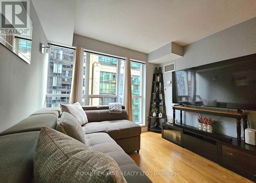 807 - 270 Wellington Street W, Toronto, ON - Indoor Photo Showing Living Room