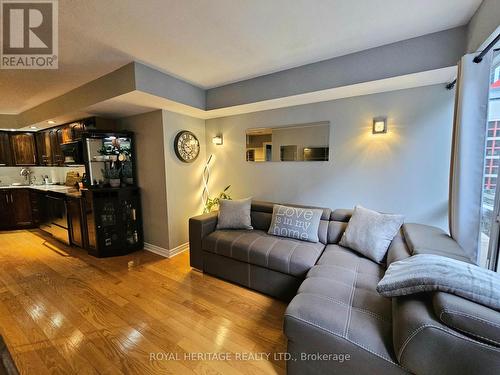 807 - 270 Wellington Street W, Toronto, ON - Indoor Photo Showing Living Room