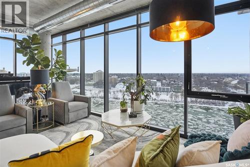 1505 490 2Nd Avenue S, Saskatoon, SK - Indoor Photo Showing Living Room