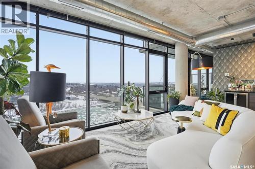 1505 490 2Nd Avenue S, Saskatoon, SK - Indoor Photo Showing Living Room