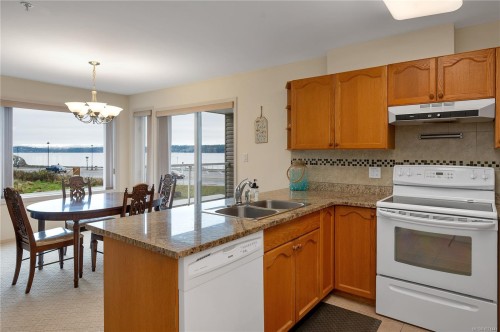 108-1350 Island Hwy South, Campbell River, BC - Indoor Photo Showing Kitchen With Double Sink