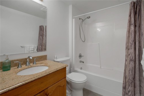 108-1350 Island Hwy South, Campbell River, BC - Indoor Photo Showing Bathroom