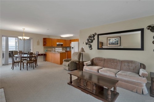 108-1350 Island Hwy South, Campbell River, BC - Indoor Photo Showing Living Room