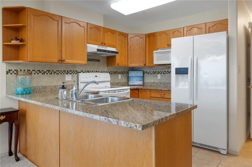 108-1350 Island Hwy South, Campbell River, BC - Indoor Photo Showing Kitchen With Double Sink