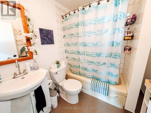 203 Roland Road, Temiskaming Shores (New Liskeard), ON - Indoor Photo Showing Bathroom