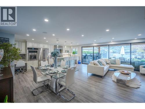 1362 Green Bay Road, West Kelowna, BC - Indoor Photo Showing Living Room