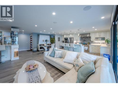 1362 Green Bay Road, West Kelowna, BC - Indoor Photo Showing Living Room