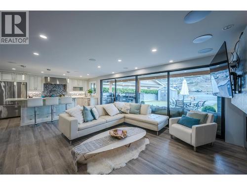 1362 Green Bay Road, West Kelowna, BC - Indoor Photo Showing Living Room