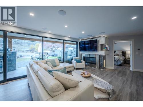 1362 Green Bay Road, West Kelowna, BC - Indoor Photo Showing Living Room With Fireplace