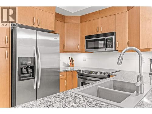 7343 Okanagan Landing Road Unit# 1112, Vernon, BC - Indoor Photo Showing Kitchen With Double Sink