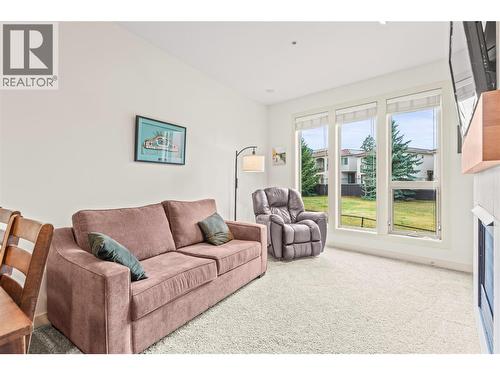 7343 Okanagan Landing Road Unit# 1112, Vernon, BC - Indoor Photo Showing Living Room