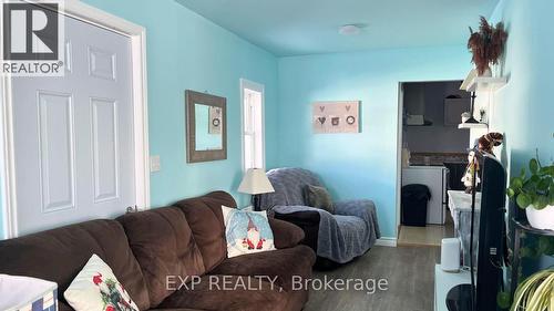 17 Third Avenue, Wawa, ON - Indoor