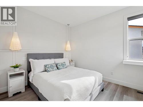 966 Fuller Avenue, Kelowna, BC - Indoor Photo Showing Bedroom