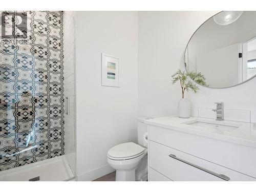 966 Fuller Avenue, Kelowna, BC - Indoor Photo Showing Bathroom