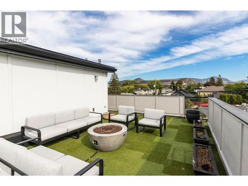 966 Fuller Avenue, Kelowna, BC - Outdoor With Deck Patio Veranda