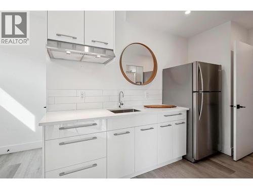 966 Fuller Avenue, Kelowna, BC - Indoor Photo Showing Kitchen