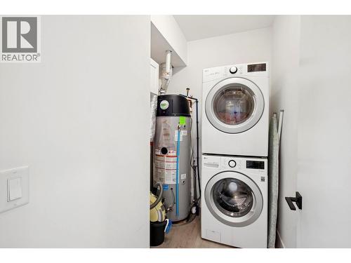 966 Fuller Avenue, Kelowna, BC - Indoor Photo Showing Laundry Room